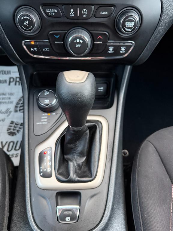2016 Jeep Cherokee — photo 23