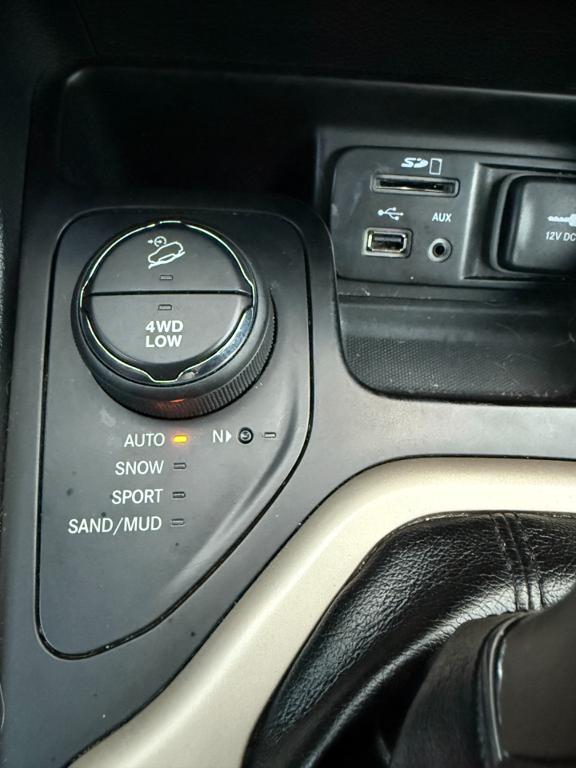 2016 Jeep Cherokee — photo 24