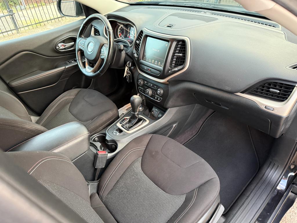2016 Jeep Cherokee — photo 27
