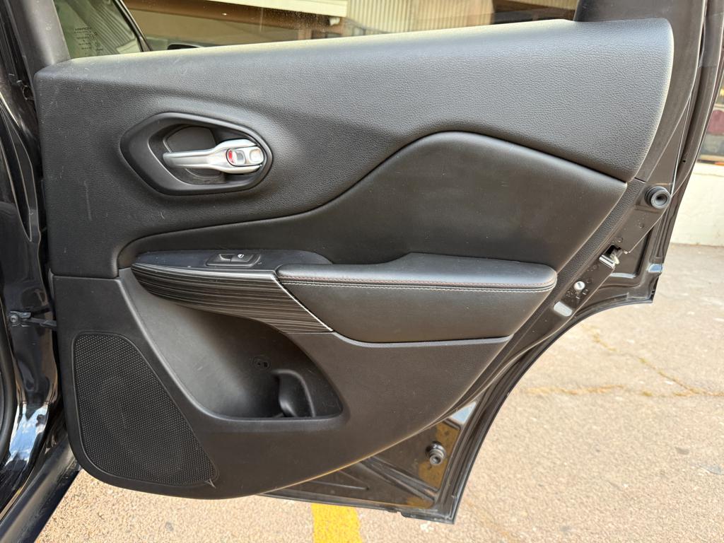 2016 Jeep Cherokee — photo 32