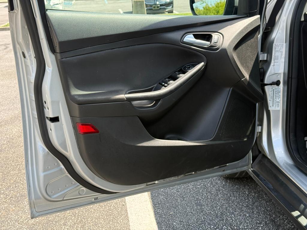 2017 Ford Focus — photo 46