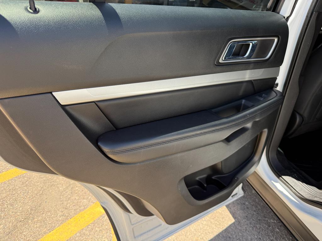 2017 Ford Explorer — photo 26