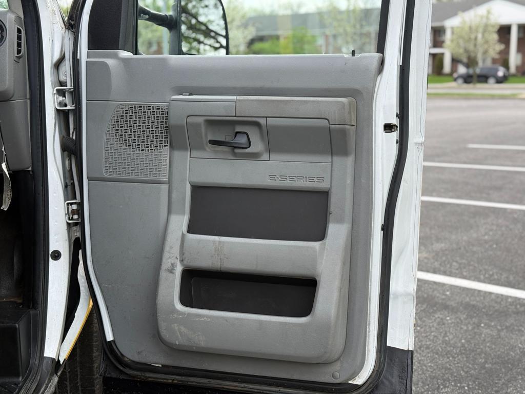2012 Ford E350 — photo 13