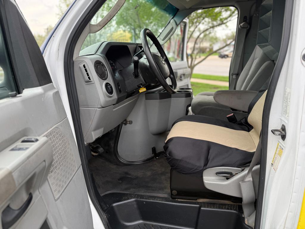2012 Ford E350 — photo 17