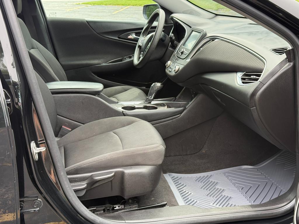 2017 Chevrolet Malibu — photo 16