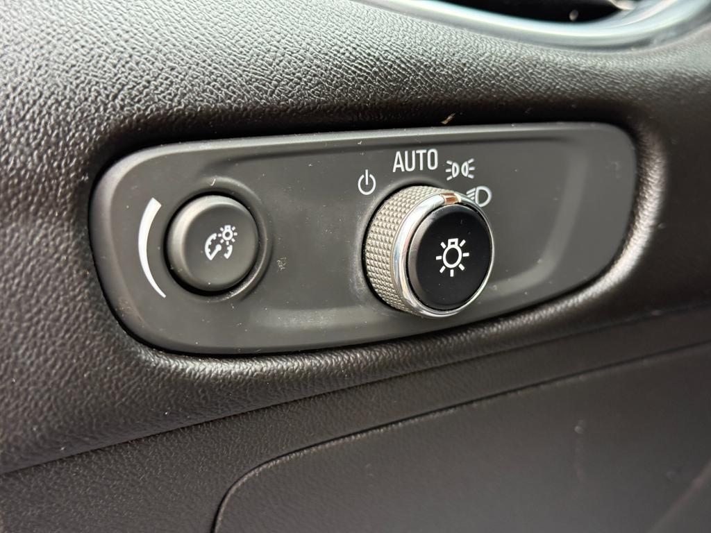 2017 Chevrolet Malibu — photo 35
