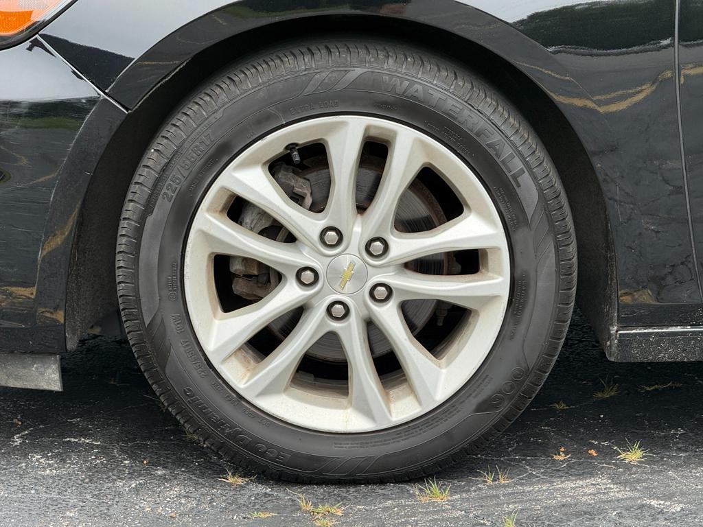 2017 Chevrolet Malibu — photo 38