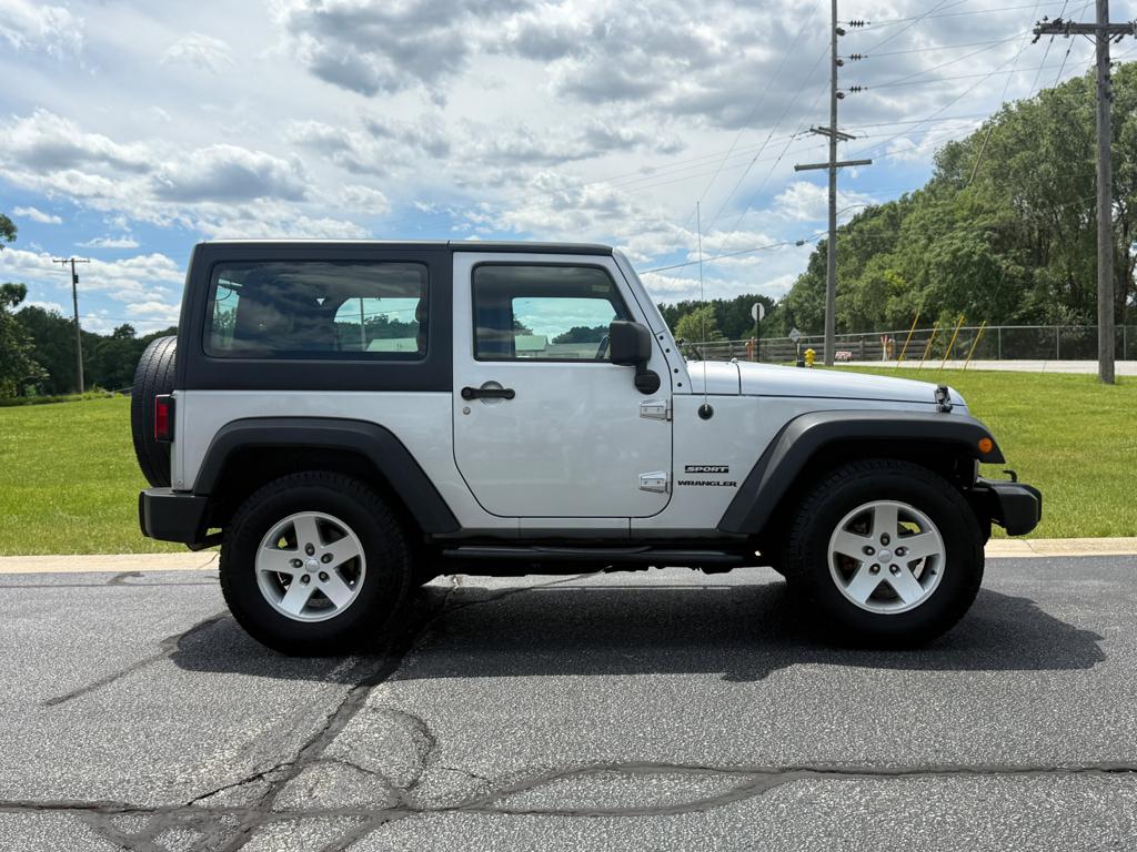 2011 Jeep Wrangler — photo 17