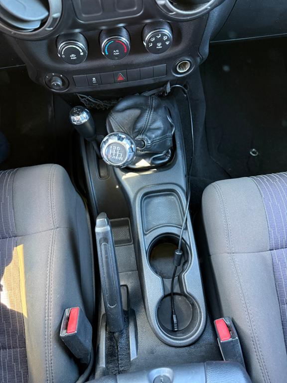 2011 Jeep Wrangler — photo 19