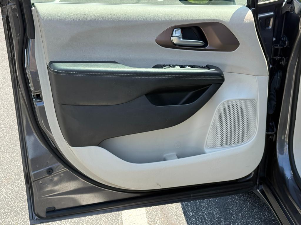 2021 Chrysler Voyager — photo 14