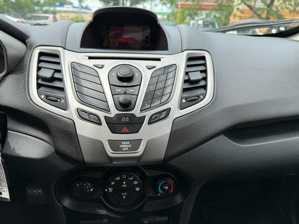 2013 Ford Fiesta — photo 10