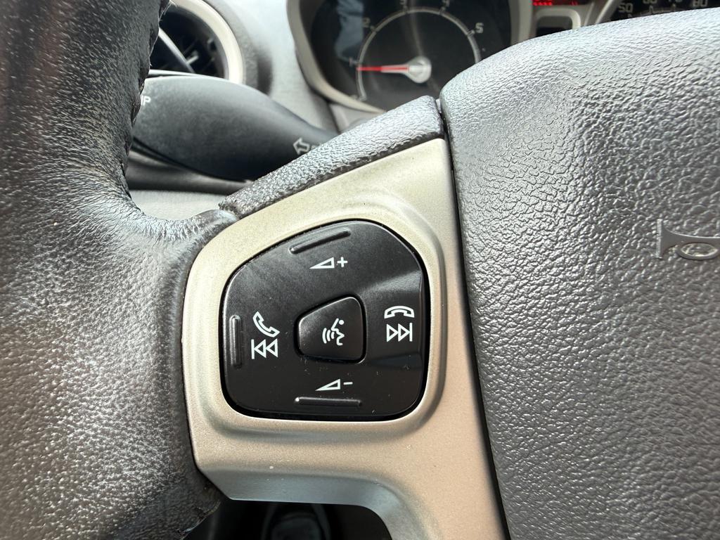 2013 Ford Fiesta — photo 11