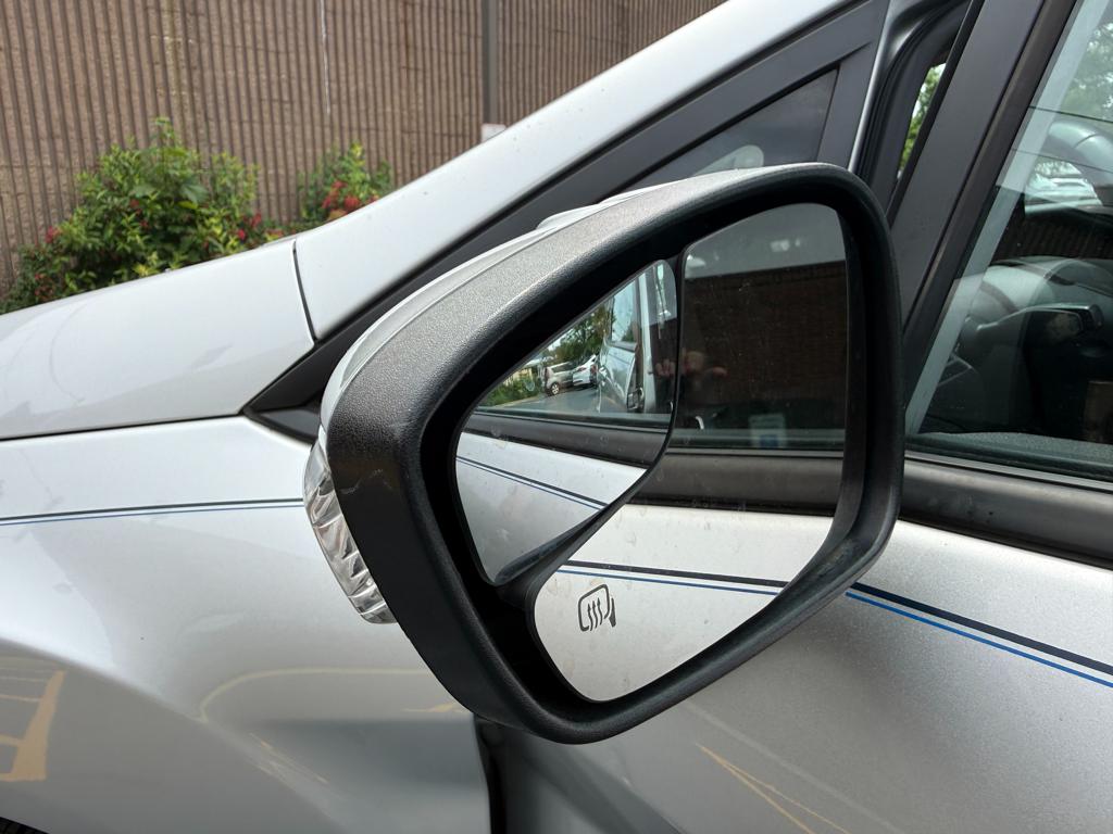 2013 Ford Fiesta — photo 12