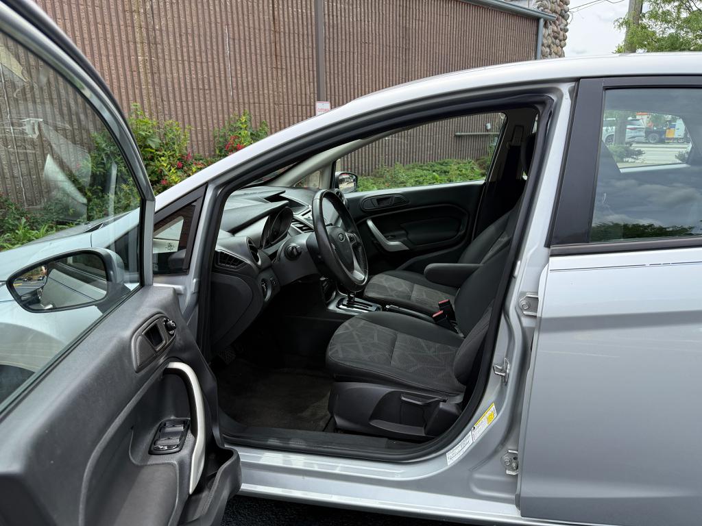 2013 Ford Fiesta — photo 14
