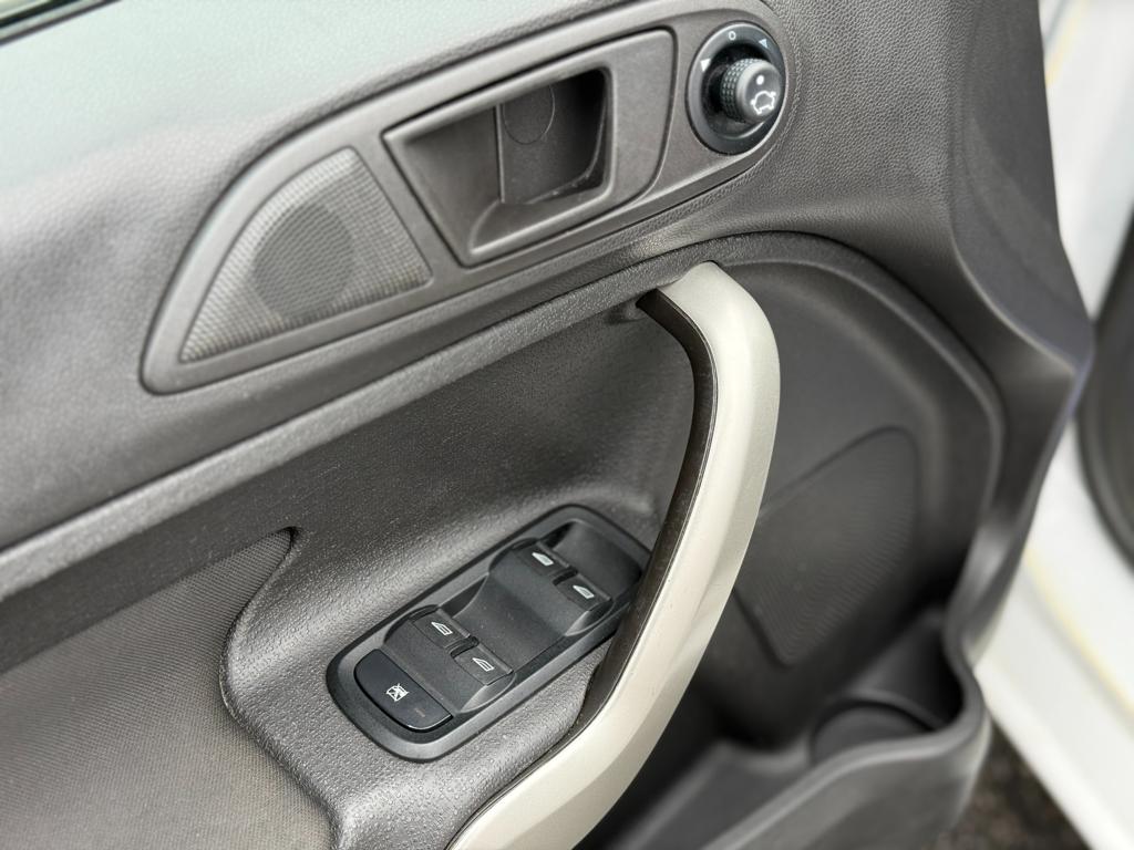 2012 Ford Fiesta — photo 21