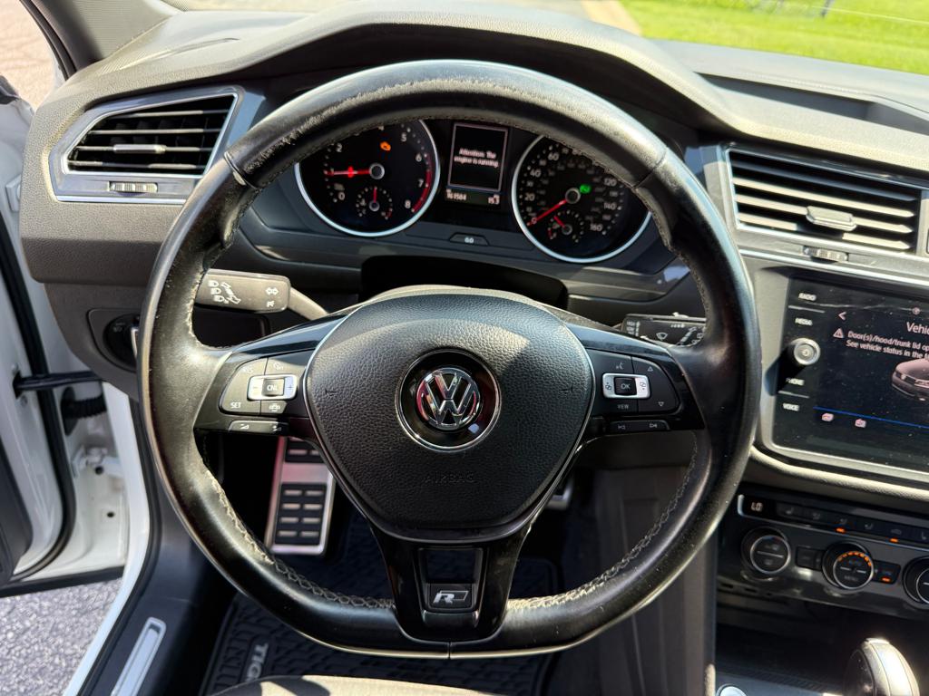 2020 VW Tiguan R-Line — photo 24
