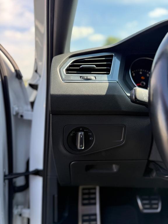 2020 VW Tiguan R-Line — photo 26