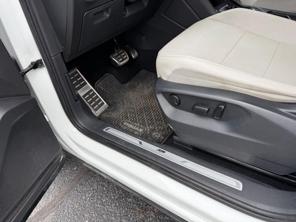 2021 VW Tiguan R-Line — photo 30