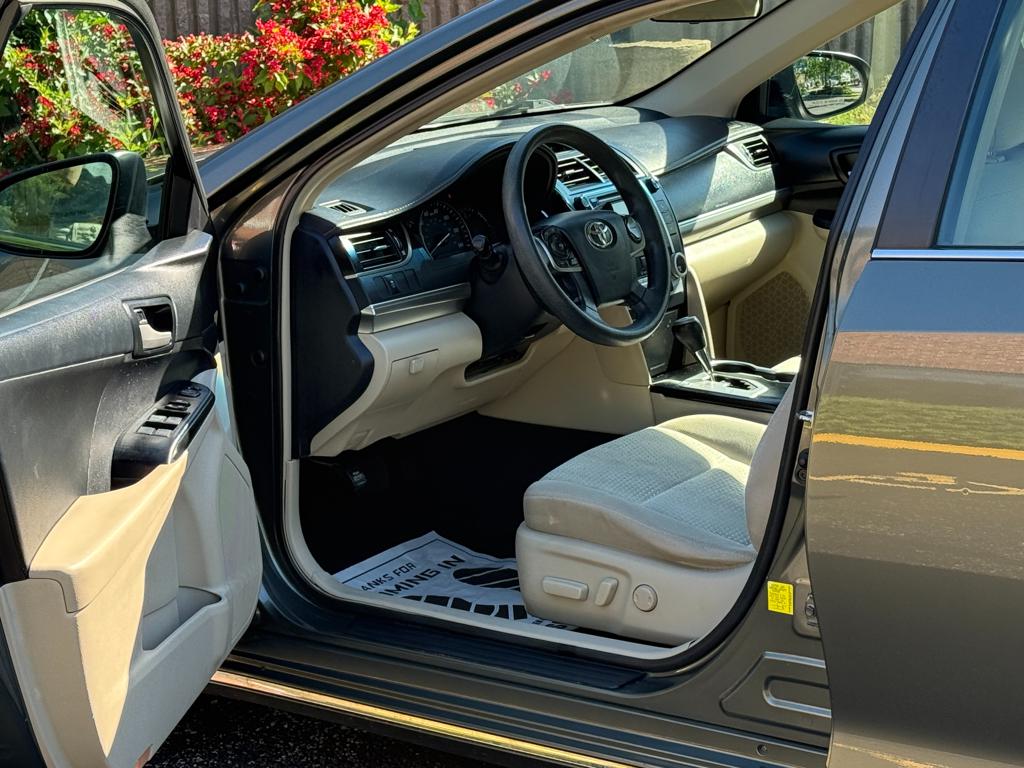 2014 Toyota Camry — photo 15