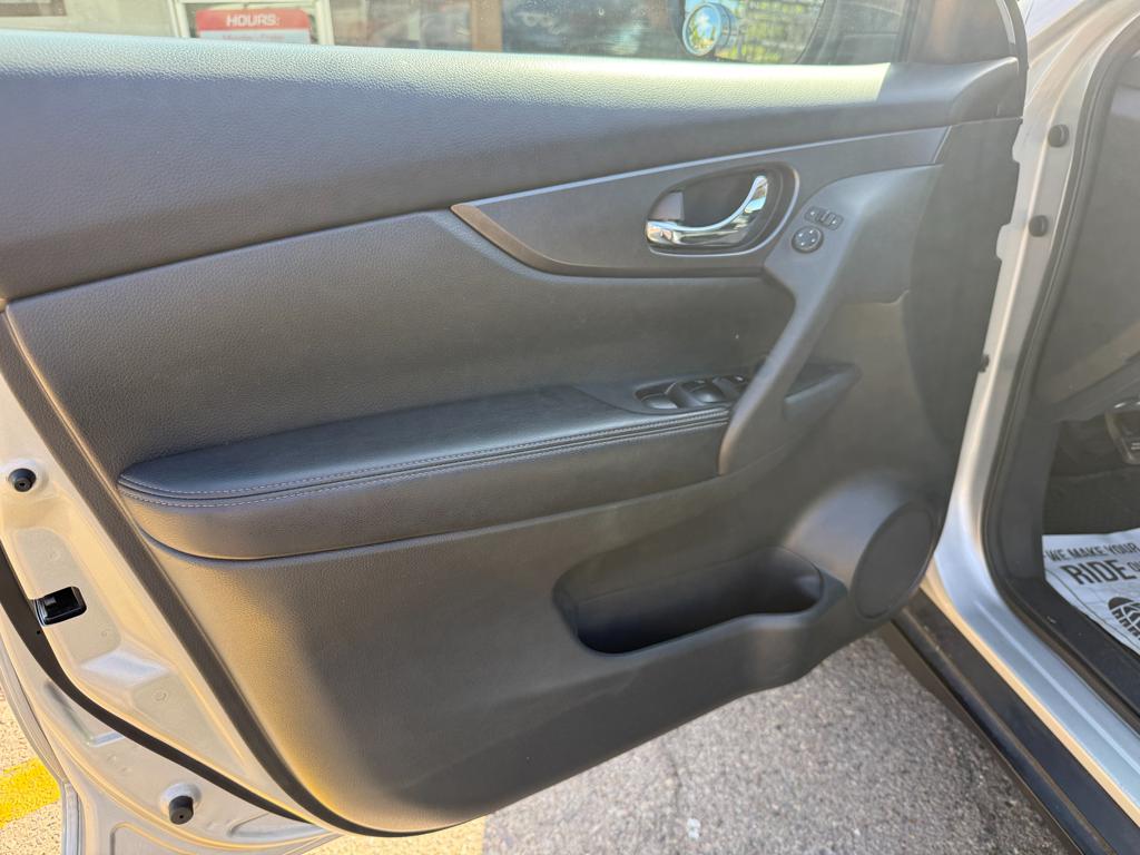 2016 Nissan Rogue — photo 18