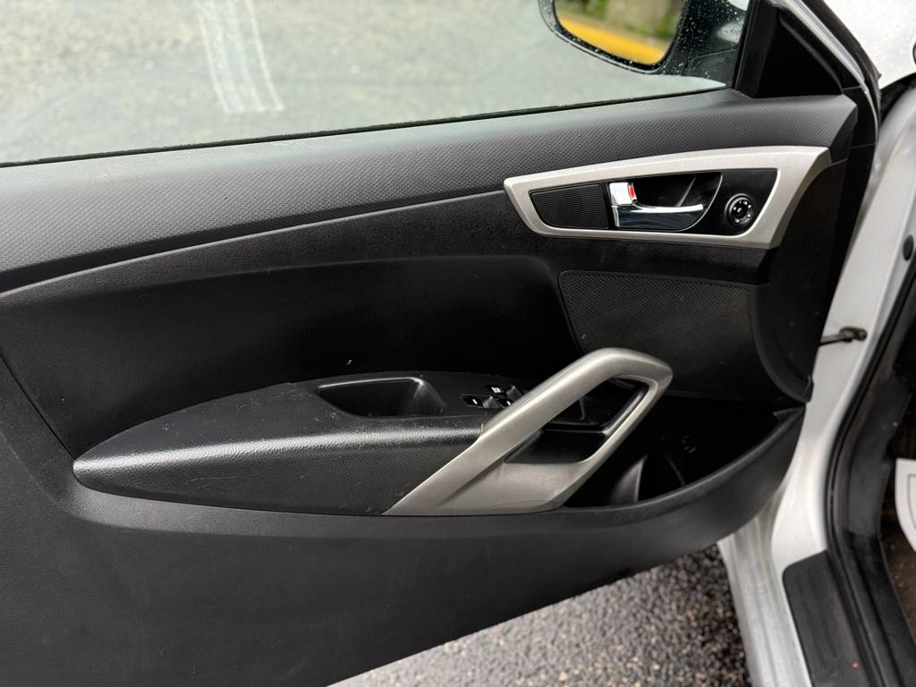 2015 Hyundai Veloster — photo 23