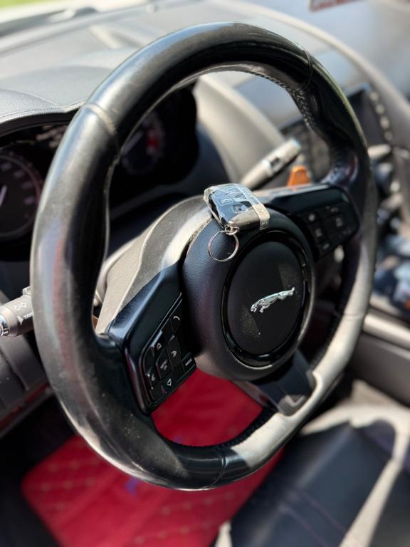 2015 Jaguar F-Type — photo 25