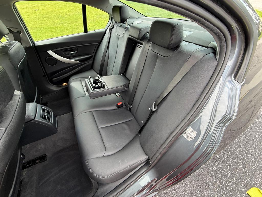2017 BMW 320 — photo 32