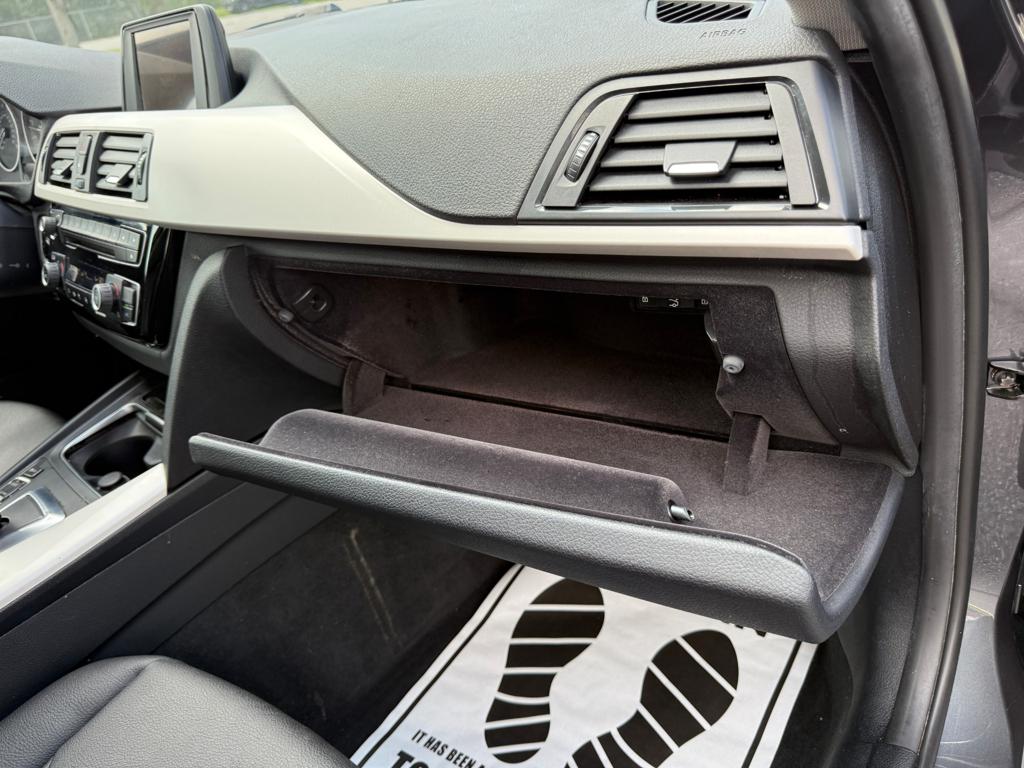 2017 BMW 320 — photo 39