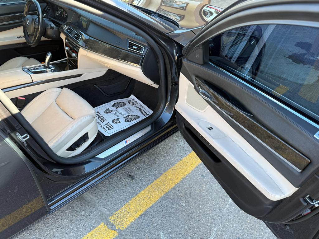2012 BMW 750 — photo 27