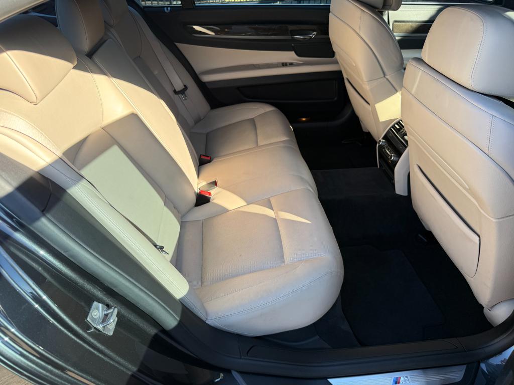 2012 BMW 750 — photo 30