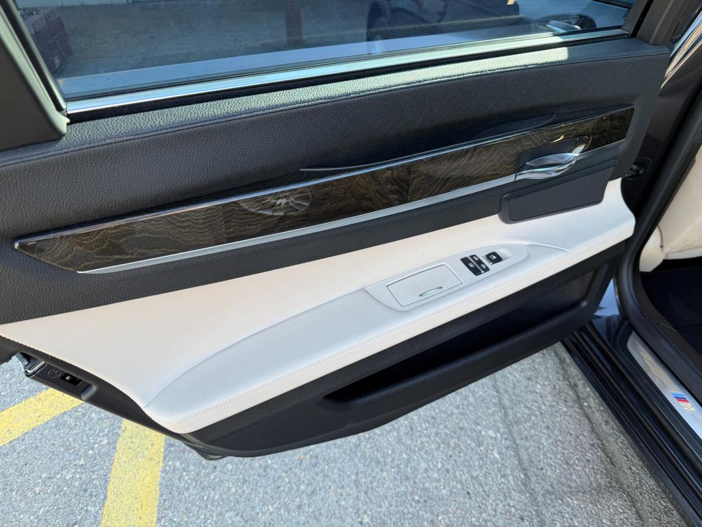 2012 BMW 750 — photo 33
