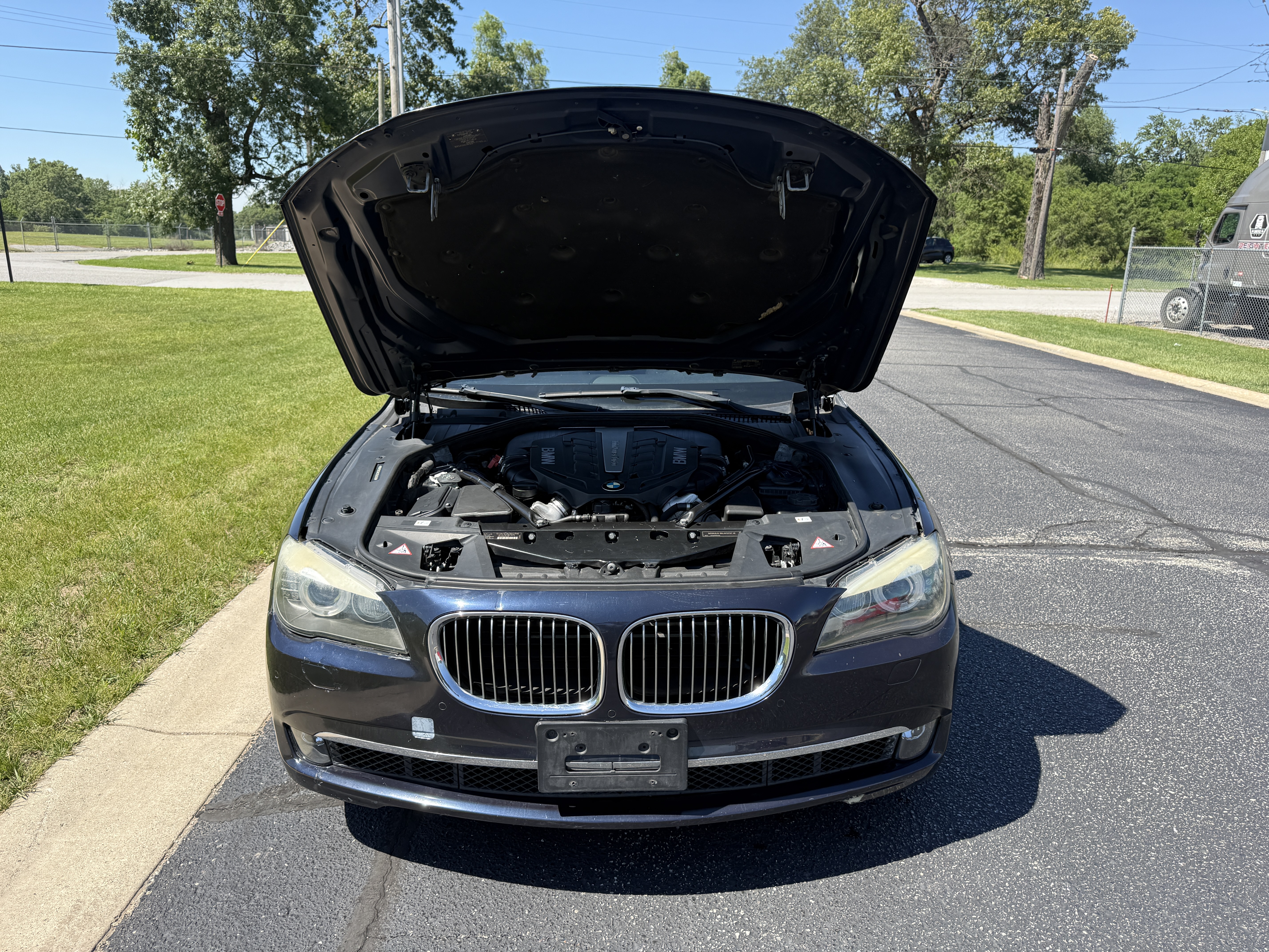 2012 BMW 750 — photo 2