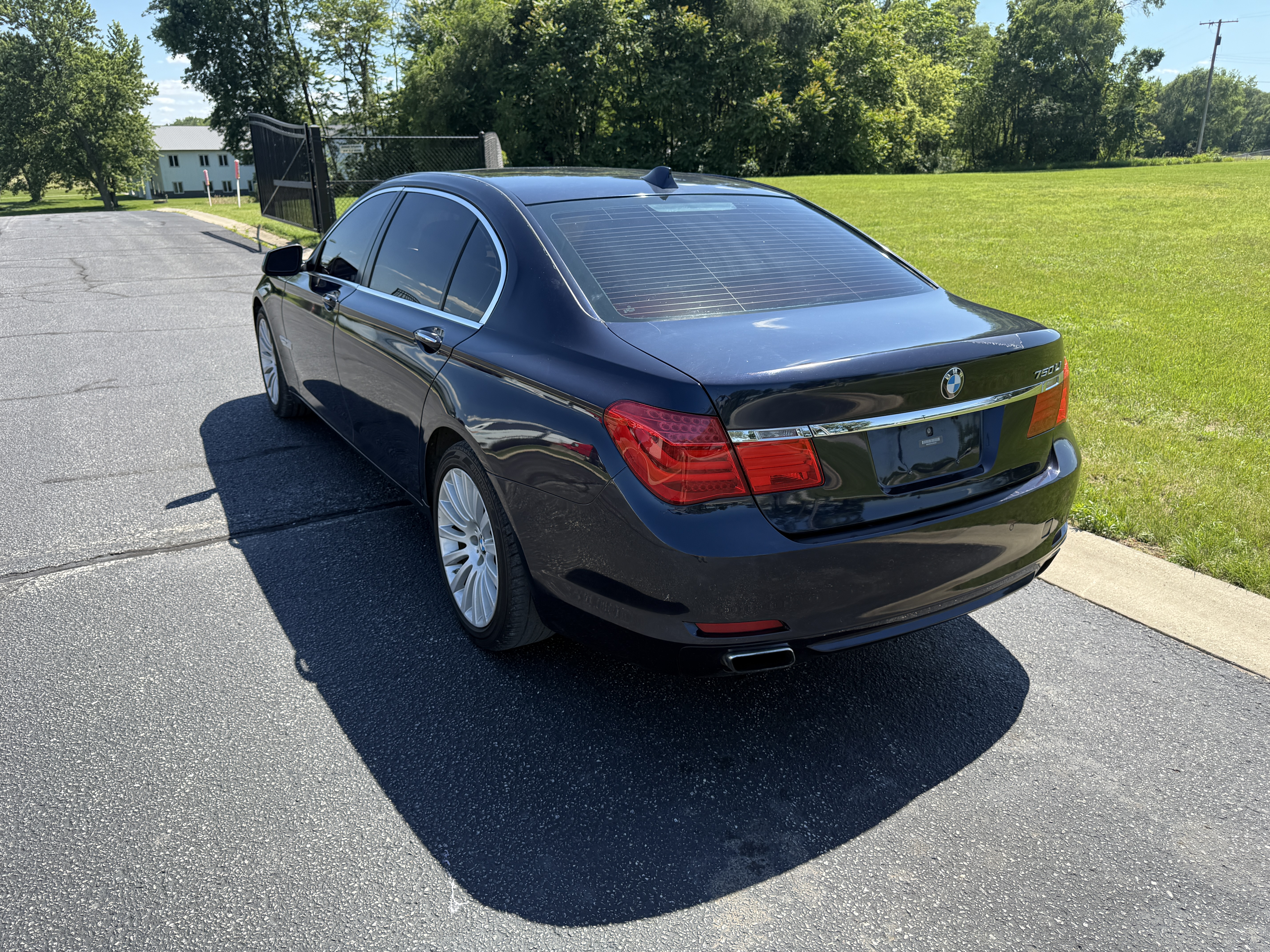 2012 BMW 750 — photo 11