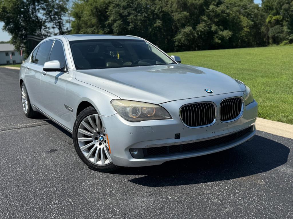 2012 BMW 750 — photo 2