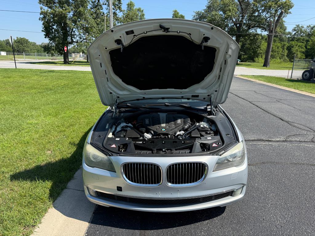 2012 BMW 750 — photo 4