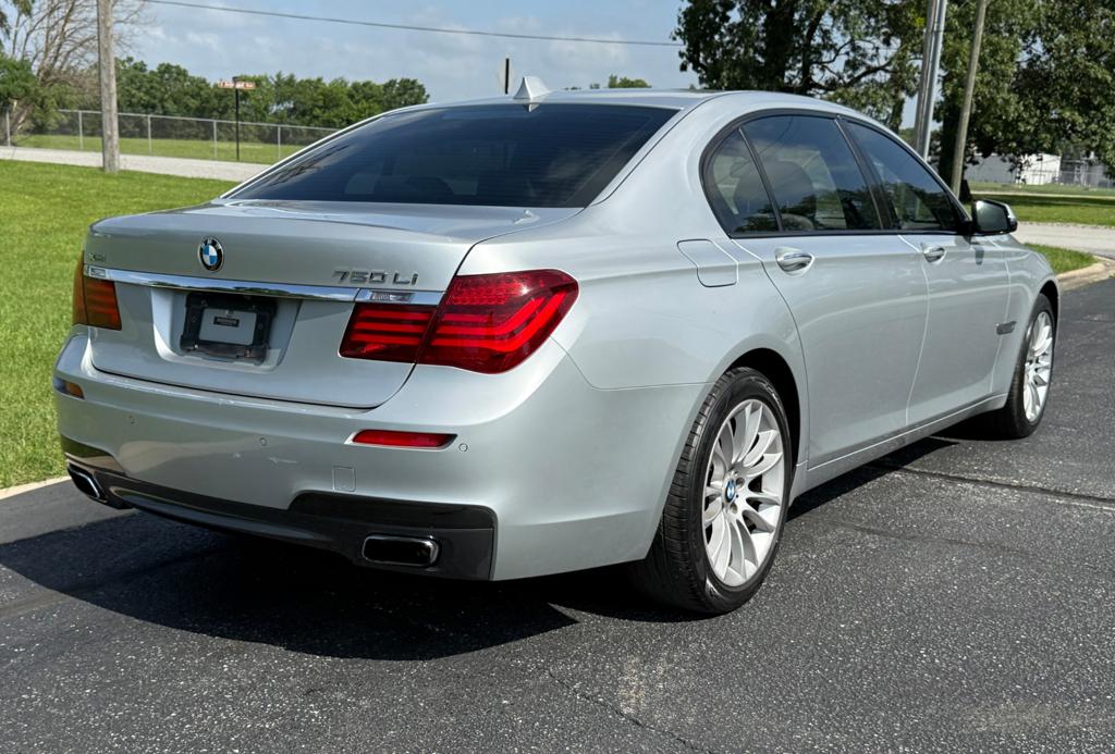 2013 BMW 750 — photo 16