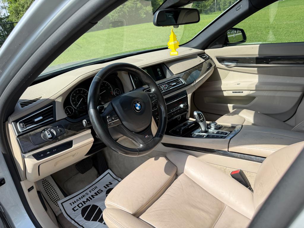 2013 BMW 750 — photo 25
