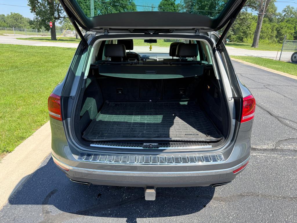 2016 VW Touareg — photo 14