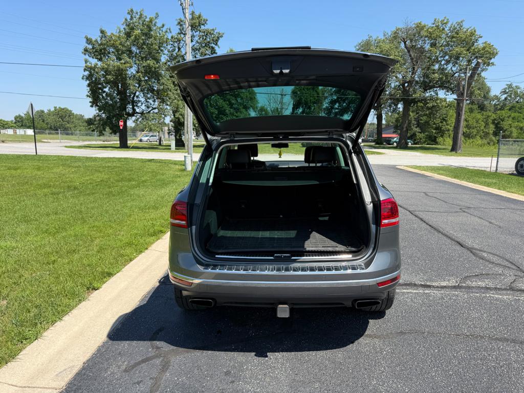 2016 VW Touareg — photo 15