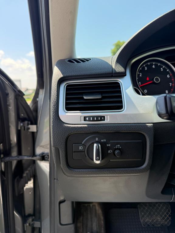 2016 VW Touareg — photo 25