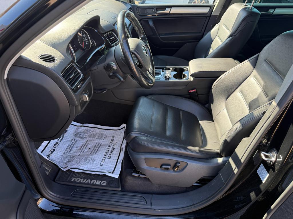 2011 VW Touareg — photo 18