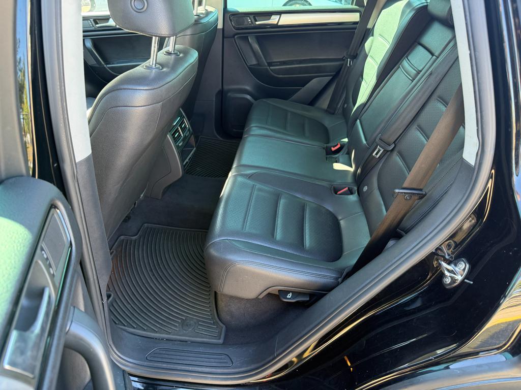 2011 VW Touareg — photo 31