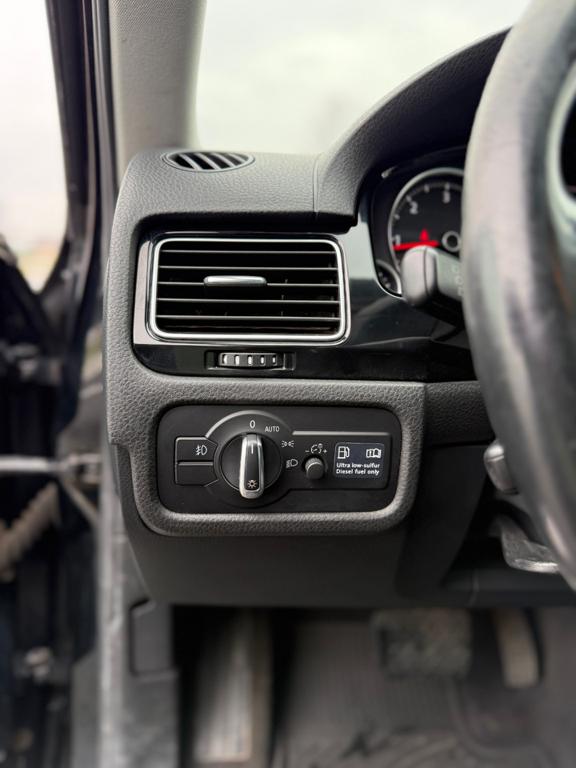 2011 VW Touareg — photo 24