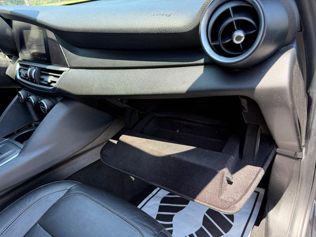 2017 Alfa Romeo Giulia — photo 41