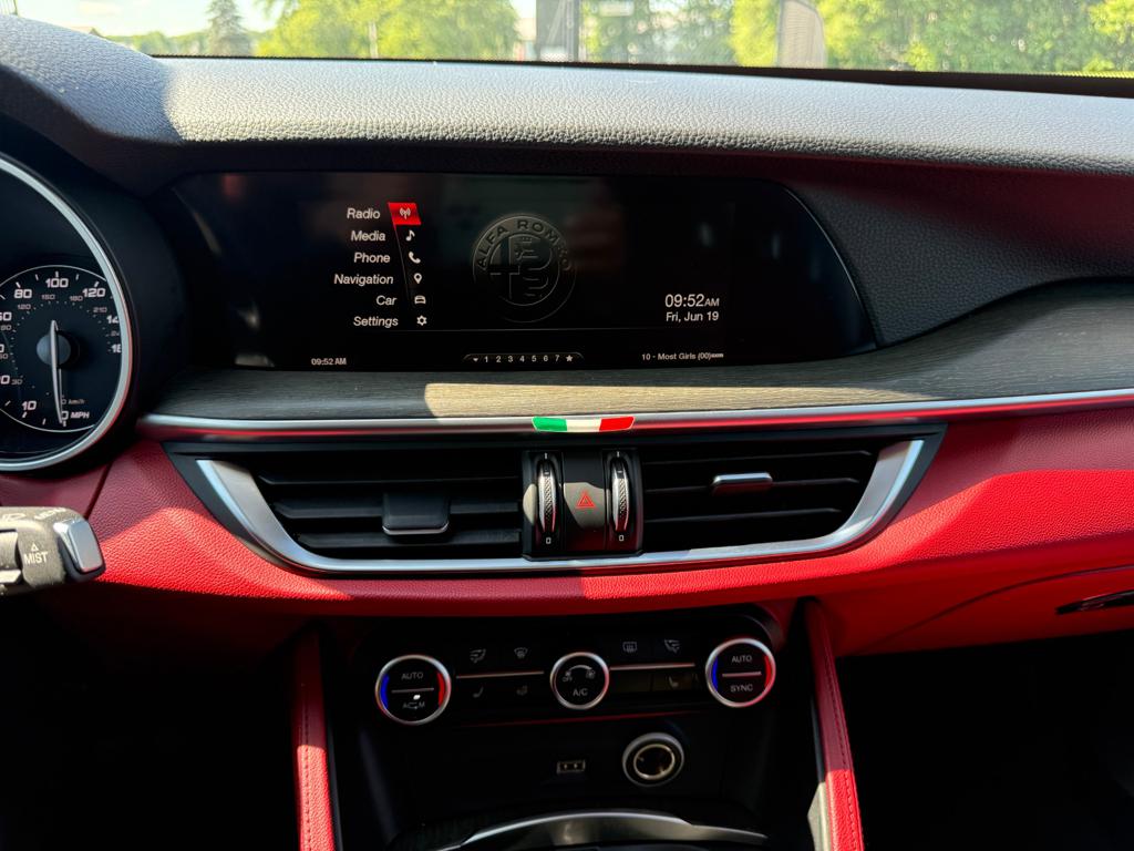 2018 Alfa Romeo Stelvio — photo 21