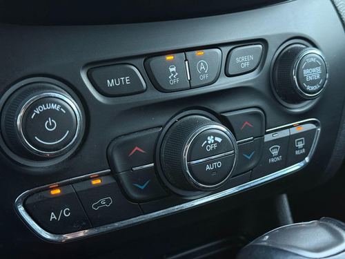 2019 Jeep Cherokee — photo 23