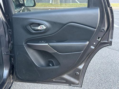 2019 Jeep Cherokee — photo 32