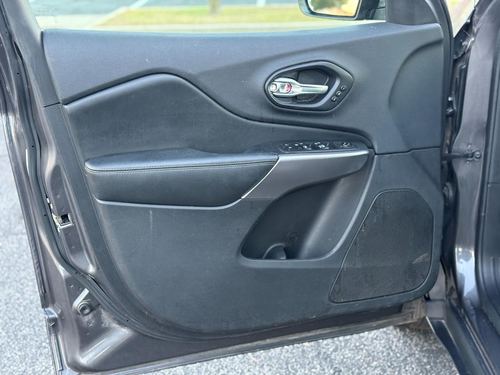 2019 Jeep Cherokee — photo 30