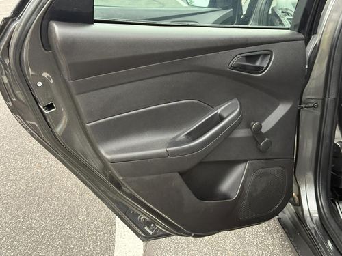 2015 Ford Focus — photo 23