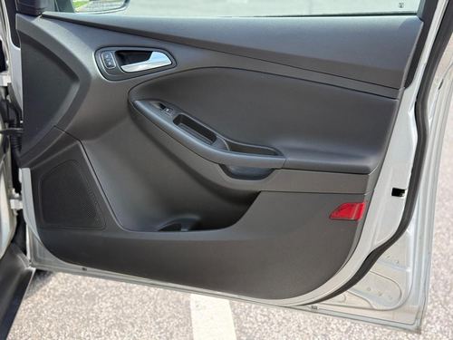 2017 Ford Focus SE — photo 9